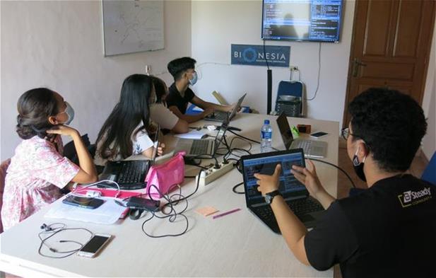 2021 Event Fund Grantee Cahyani events Indonesia_Code for Science and Society 2021 Event Fund Grantee Ni Kadek Dita Cahyani (Yayasan Biodiversitas Indonesia) is running events with young researchers in Eastern Indonesia to facilitate collaborative analysis of molecular data. Source: Ni Kadek Cahyani