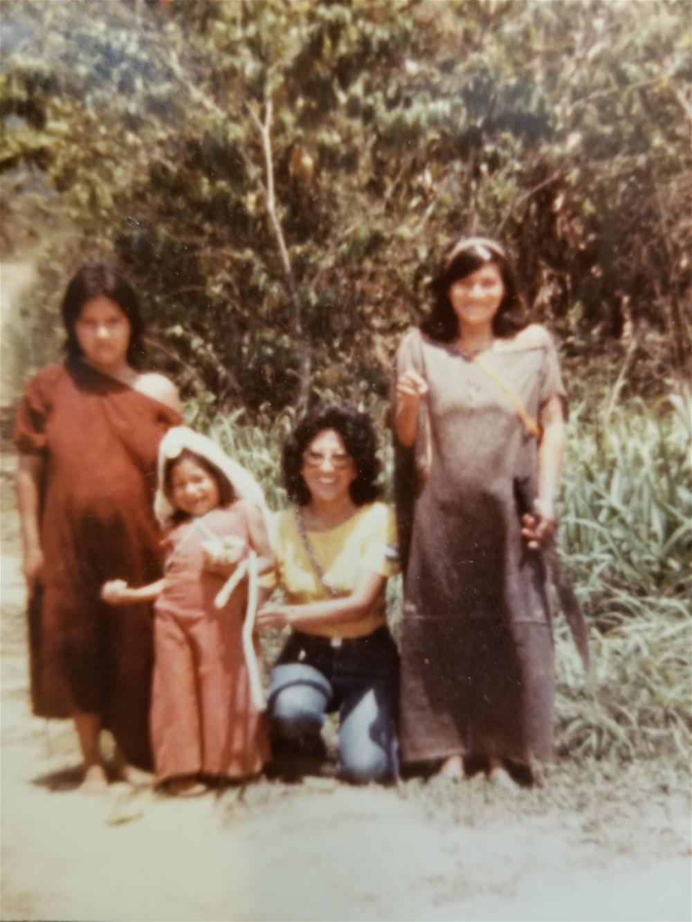 Panakiari-Rosa 1983_Avecita Chicchon Avecita Chicchon with her friend Rosa Pnakiari in 1983 on their way to harvest manioc.